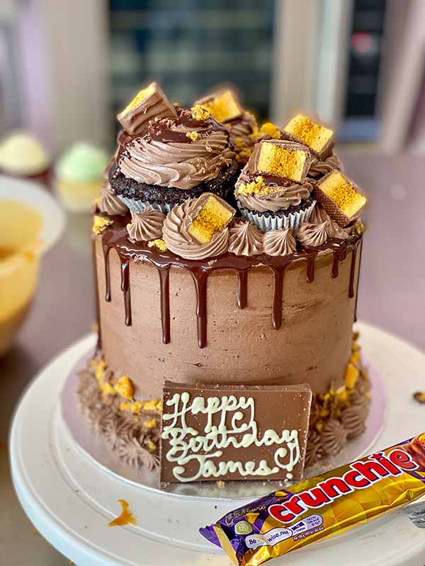 Chocolate Candy Cake | Chocolate candy cake, Fruity cake, Candy bar cake