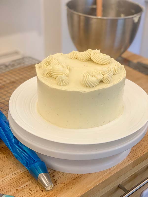 Decorating a simple birthday cake - piped buttercream
