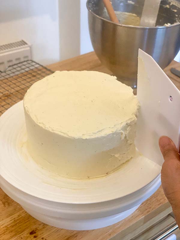 Decorating a simple birthday cake - smooth buttercream