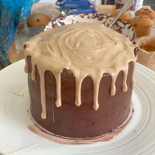 Kinder Bueno Chocolate Drip Cake – Zara Cakes