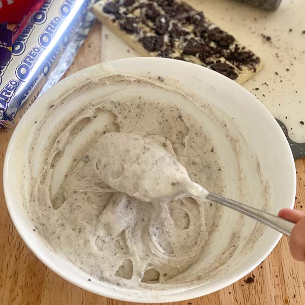 Fake Bakes Cookies and Cream Cake Recipe - oreo frosting
