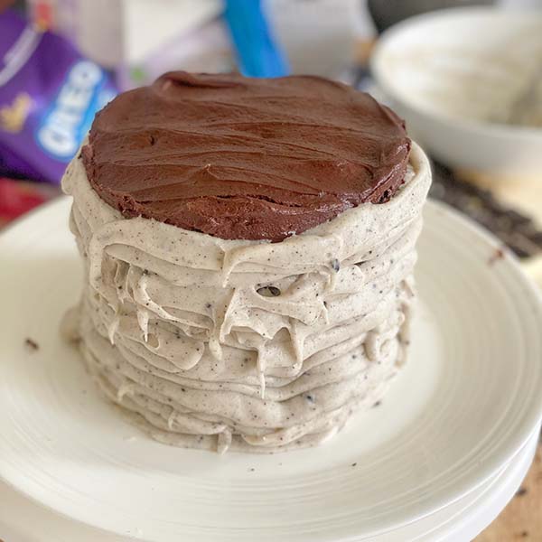 Fake Bakes Cookies and Cream Cake Recipe - pipe frosting