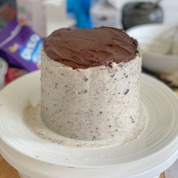 Fake Bakes Cookies and Cream Cake Recipe - smooth frosting