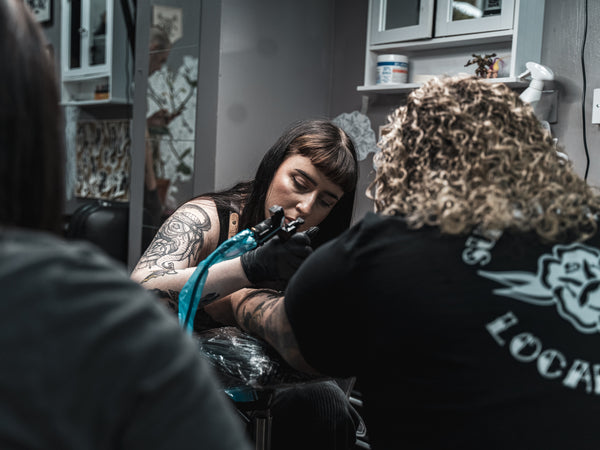 Jessica Platt tattooing a customer