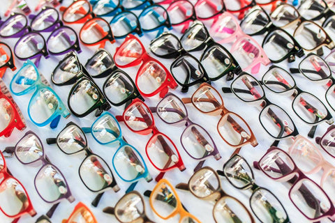 Femme : Choisir la couleur des lunettes de vue : yeux - cheveux - teint