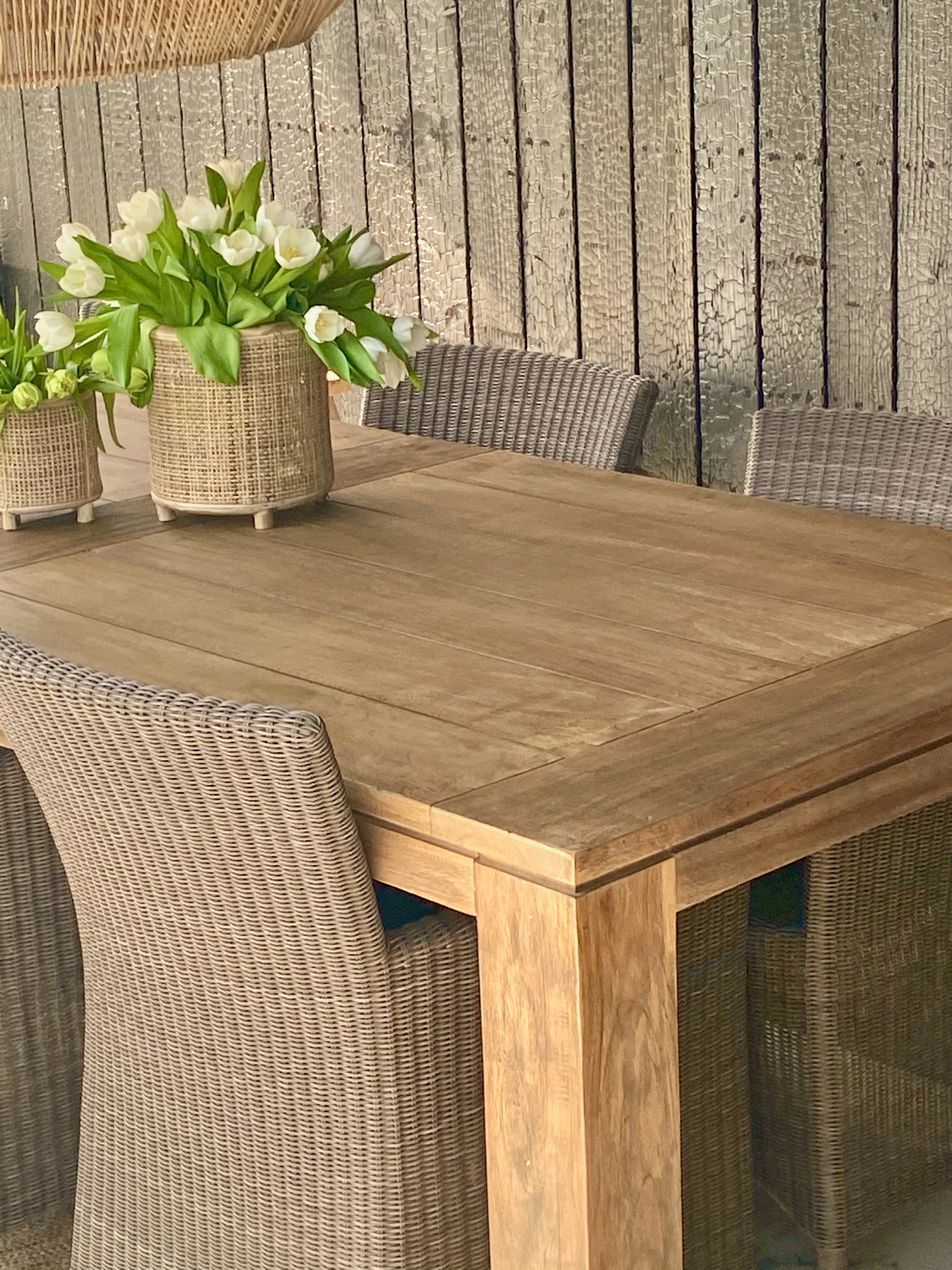 Nieuwe tuinset Tafel van recyced teak met 6 wicker stoelen ronde vlec