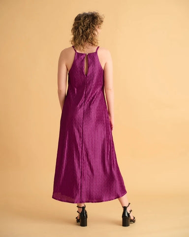 vestido fucsia posada