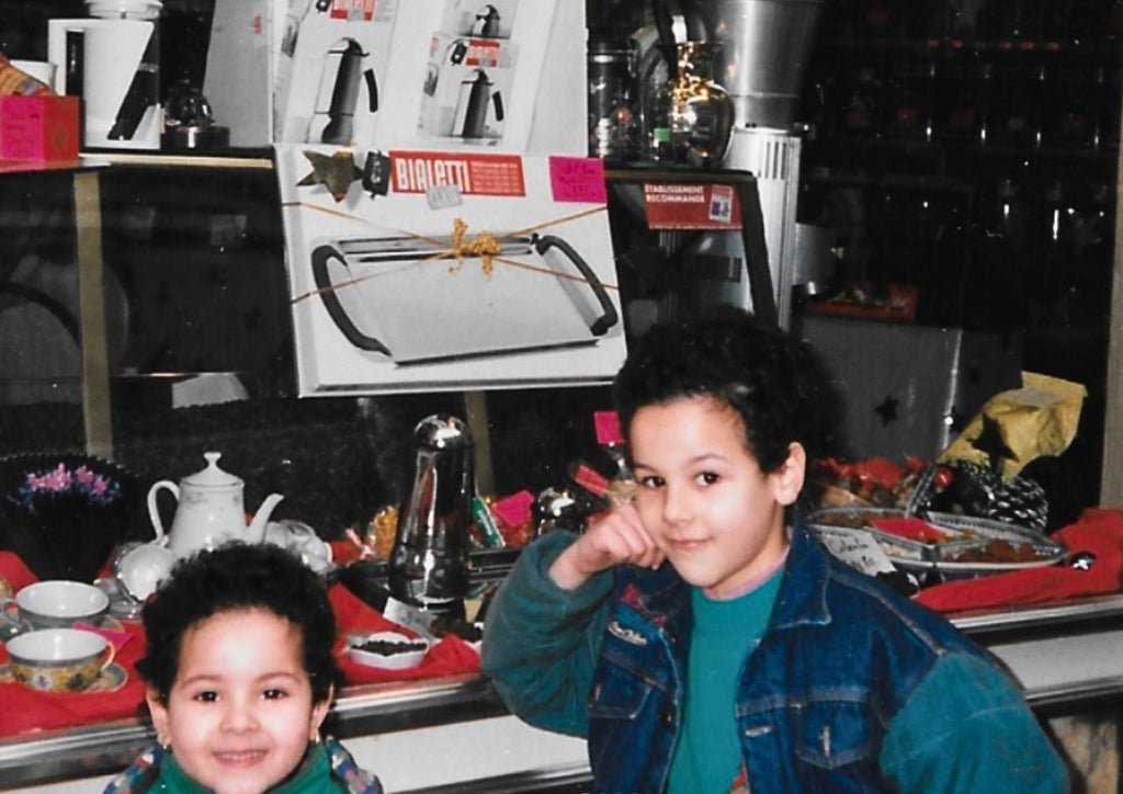 Photo de Matine et sa petite soeur dans l'ancienne boutique de L'artisanal à Saint-Joss