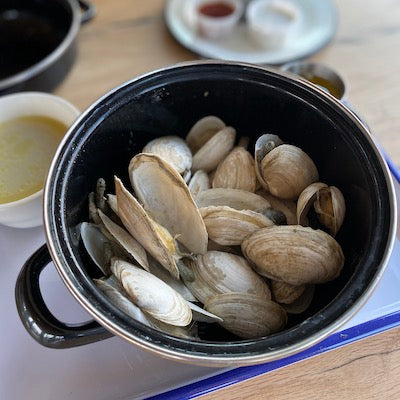 Steamed clams in a pot