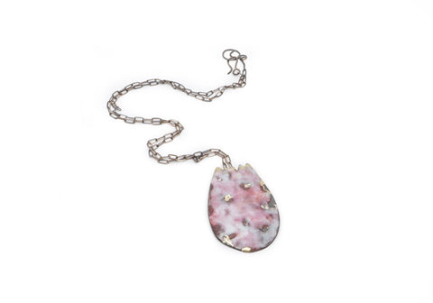 Necklace in shades of pink 