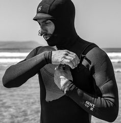 Man zipping up a Manera wetsuit