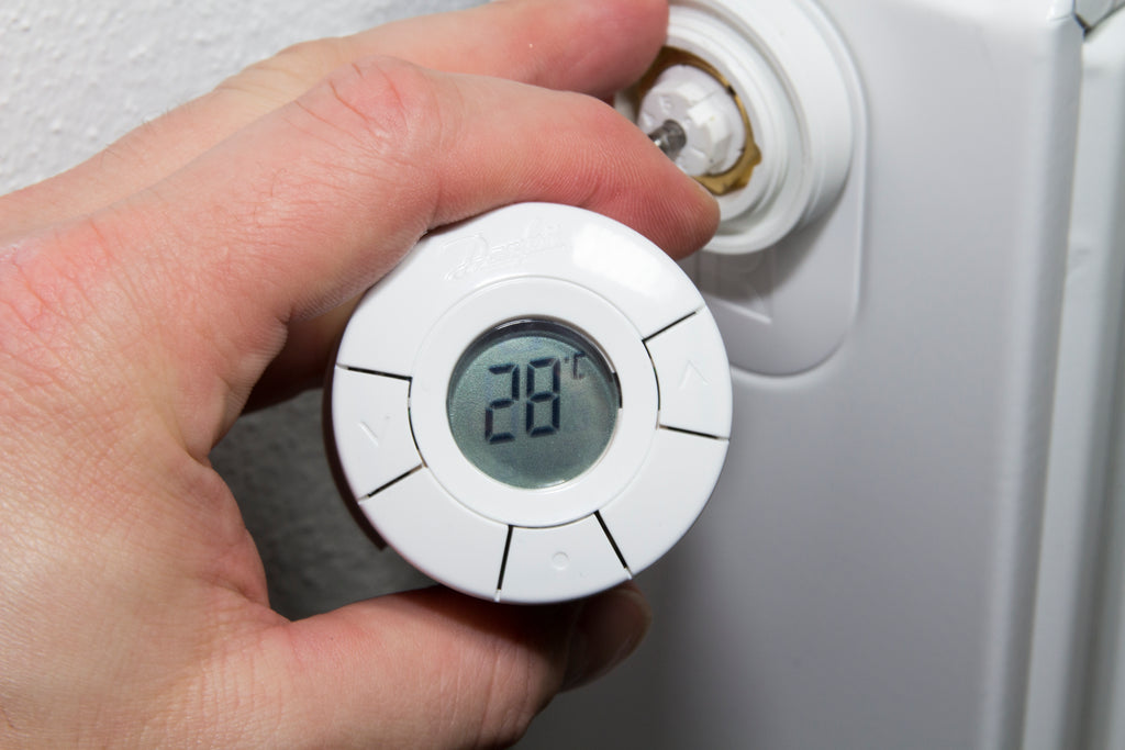 das smarte Thermostat handfest auf das Ventil schrauben