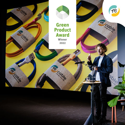 nachhaltige USB Kabel gewinnen den Green Product Award 2022 – Hermann Hetzer auf der Bühne