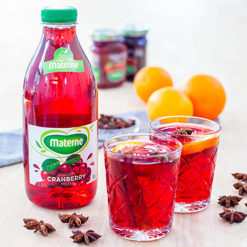 Faites chauffer le jus de cranberry, les tranches d'orange, les bâtons de cannelle et les étoiles de badiane dans une casserole. Retirez du feu dès que le mélange commence à bouillir et laissez refroidir pendant 5 minutes. Versez dans 2 verres et sirotez.