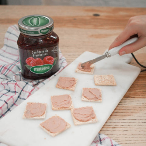 Tartinez le toast croquant de pâté (végétarien).