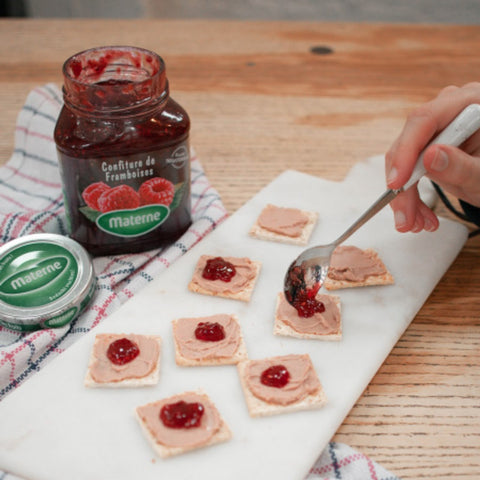 Terminez par une petite cuillère de confiture de framboises. Bon appétit !