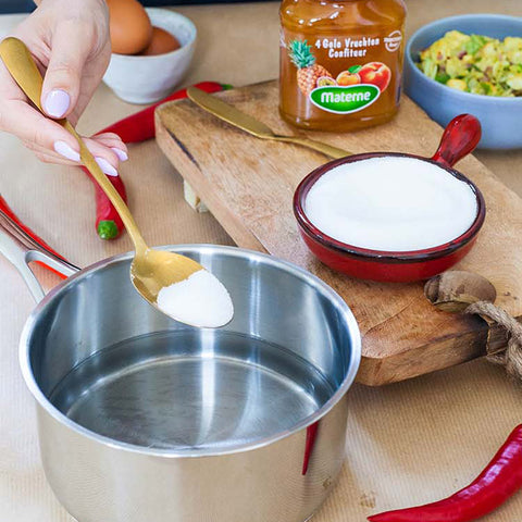Faites cuire les loempias à 180°C. Mélangez le sucre et l’eau, puis portez à ébullition.