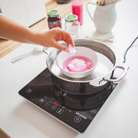 Smelt de kaarsen au bain-marie