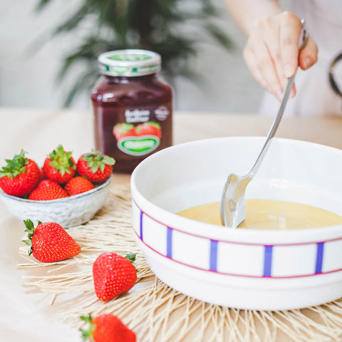 Klop de eieren los en meng ze met de bloem, het bakpoeder, de suiker, vanillesuiker, zout en de citroenschil. Spatel als laatste de ricotta beetje bij beetje door het mengsel.