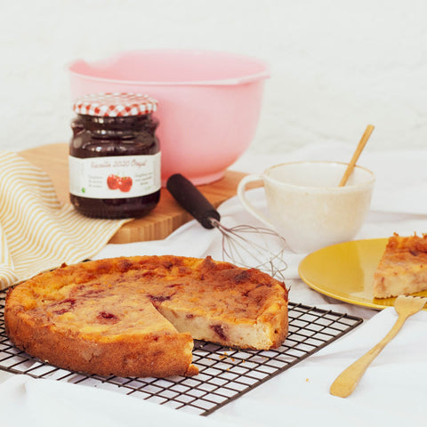 Préchauffez le four à 175°C. Faites chauffer le lait jusqu’à ce qu’il soit tiède, puis diluez-y le sucre. Pendant ce temps, coupez le pain en morceaux à la main. Faites tremper le pain et les raisins secs pendant une dizaine de minutes dans le lait. Battez les œufs avant de les ajouter au pain avec une pincée de cannelle. Mélangez le tout, puis versez la préparation dans un moule à gâteau beurré. Ajoutez la confiture et mélangez avec une fourchette pour obtenir des marbrures. Faites cuire pendant 1 heure.