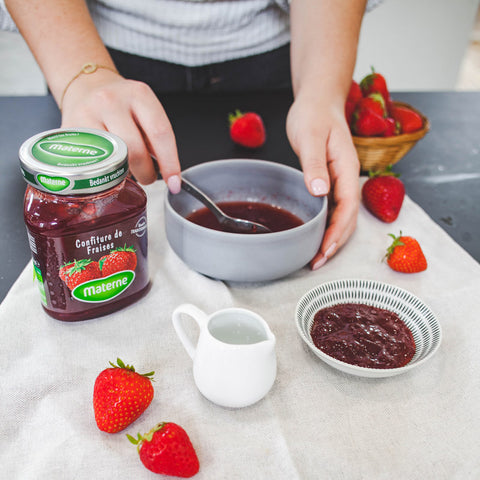 Mélangez la confiture de fraises et l’eau dans un bol.