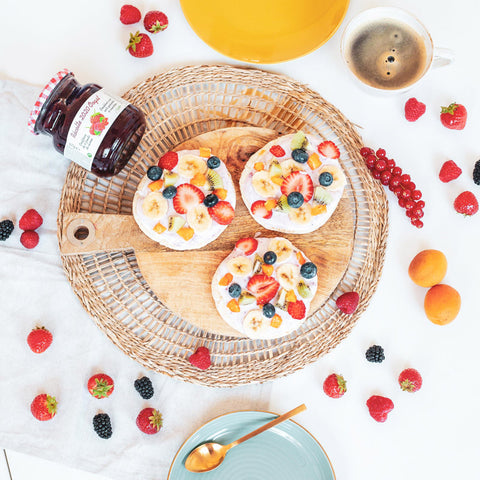 Faites cuire les pains pita pendant 5 minutes dans un four préchauffé à 220°C. Laissez-les refroidir, puis recouvrez-les d’une couche de yaourt. Décorez la pizza de morceaux de fruit, puis garnissez de confiture Récolte aux 4 fruits.