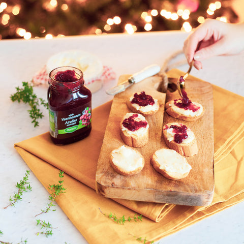 Bedek de camembert met wat veenbessencompote.