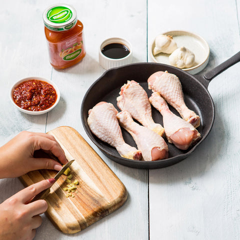 Snij de look eerst fijn. Meng samen met de andere ingrediënten.