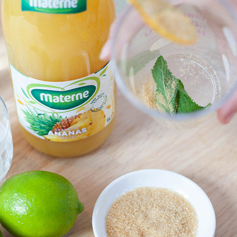 Mélangez les feuilles de menthe et le sucre de canne dans un shaker à cocktail.