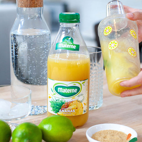 Ajoutez le jus d'ananas Materne, le jus de citron et la glace pilée dans le shaker. Mélangez pendant 20 secondes.