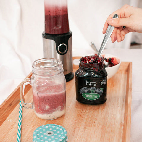 Ensuite remettez le récipient sur le blender et ajoutez les derniers 100 ml de fromage blanc et la confiture de myrtilles. Mélangez jusqu’à obtention d’une belle couleur violette. Décorez selon vos envies.