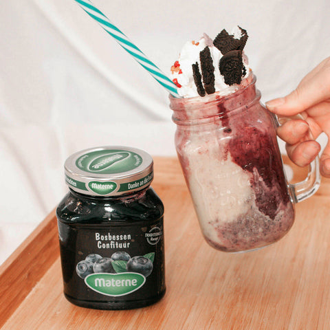 Dégustez notre Freakshake Materne à la confiture de myrtilles