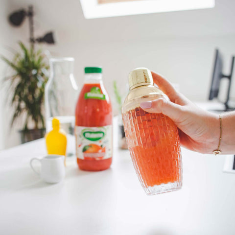 Mélangez le rhum avec le sirop de sucre, le jus d’orange sanguine et le jus du morceau de citron. 