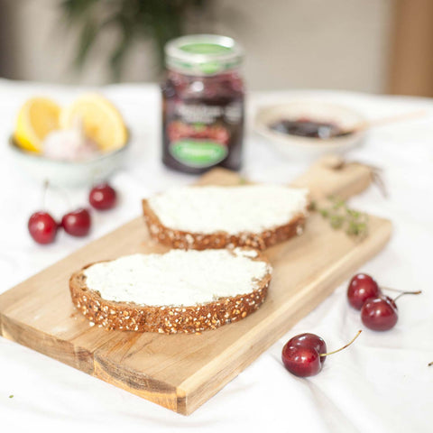 Répartissez le fromage de chèvre sur les tartines