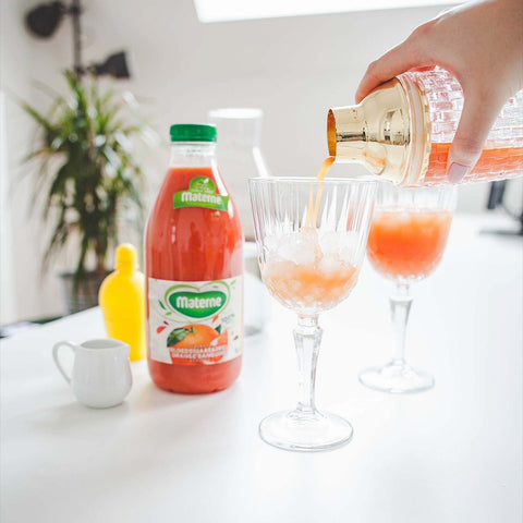 Remplissez un verre de glace pilée et versez le cocktail par-dessus. 