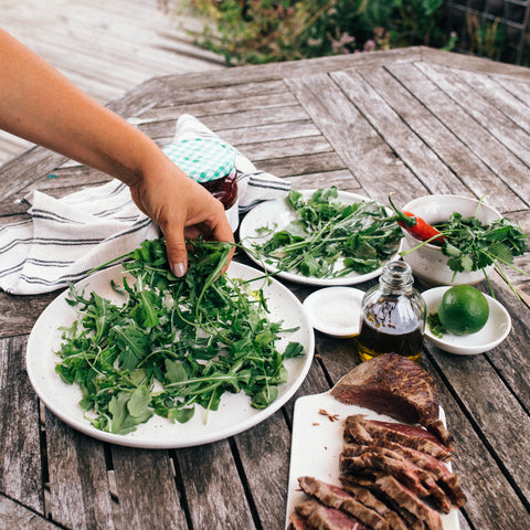 Récolte - Disposez la roquette sur les assiettes