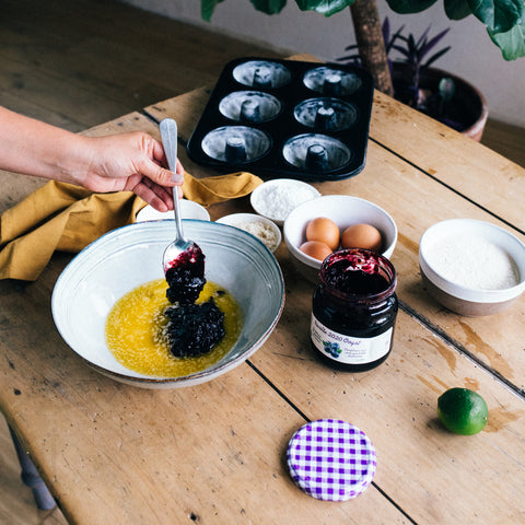 Récolte - Mélangez le beurre fondu avec la confiture de myrtille