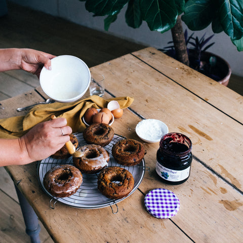 Récolte - Laissez refroidir complètement avant de le démouler. Ensuite, fouettez le sucre glace avec le jus des citrons. Le sucre doit être bien dissout. Versez le sirop au citron sur le cake et laissez sécher.