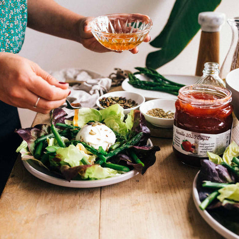 Récolte - Versez la vinaigrette sur l’ensemble de la salade.