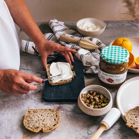 Récolte - Tartinez la tranche de pain du fromage Labneh