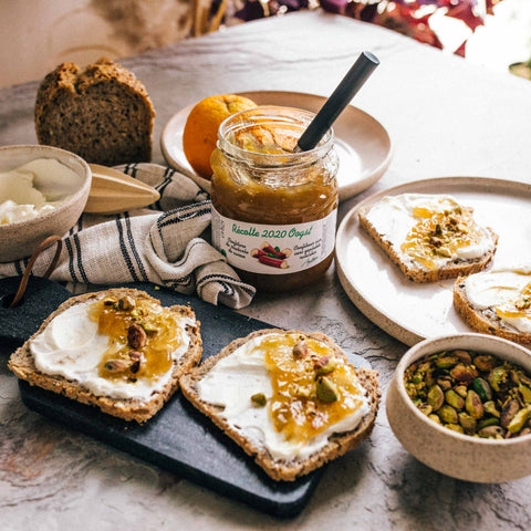 Récolte - Dégustez cette tartine de labneh, confiture de rhubarbe et croustillant de pistache