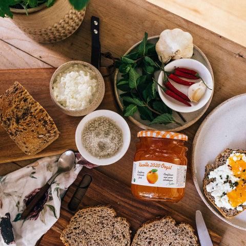 Bruscetta, fromage frais, confiture d’abricot & adjika à la menthe