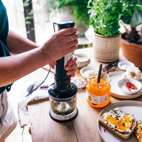 Dans un blender, fixez grossièrement la menthe fraîche ciselée avec le piment, l’ail et le gros sel.