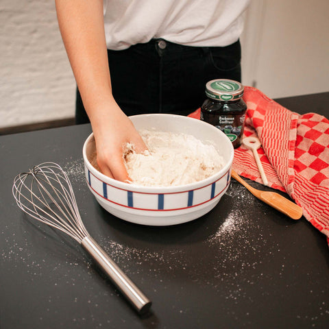 Mélangez tous les ingrédients pour préparer la pâte dans un saladier et pétrisse jusqu'à l’obtention d’une pâte souple (10minutes). 