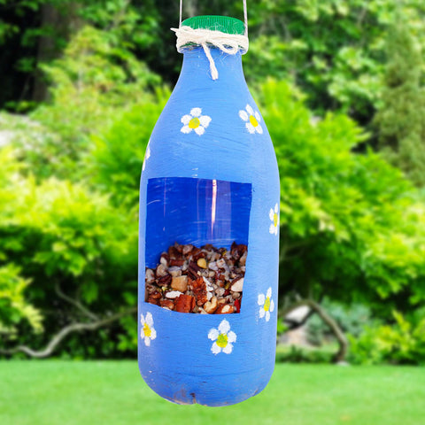 Hang je voederbakje op in de tuin voor de vogeltjes.