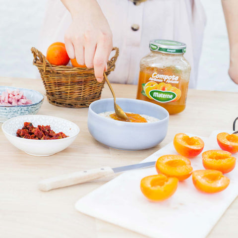 Mélangez la ricotta, la compote d’abricots et le poivre fraîchement moulu.