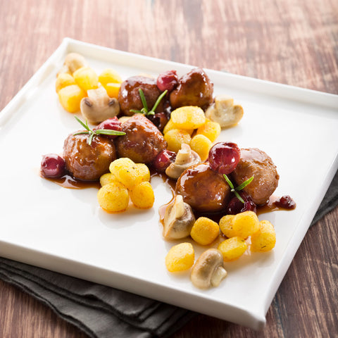 Maak de balletjes: meng het gehakt met het ei en paneermeel. Maak gelijke bolletjes en bak ze aan in de boter. Haal uit de pan en bak vervolgens de champignons en de aardappelbolletjes. Meng alle ingredienten voor de saus en gaar er de gehaktballetjes in. Presentatie : presenteer gehaktballetjes met voldoende krieken. Schik er de aardappelbolletjes en champignons bij.