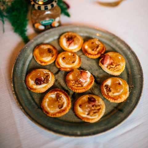 Feuilleté apéritif, chèvre, confit d’oignon Materne aux noix avec ou sans lard