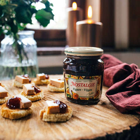 Coupez la brioche en tranche d’épaisseur moyenne et  toastez-les légèrement. Si vous le souhaitez, utilisez un emporte de pièce pour donner une jolie forme à votre toast. Coupez le Foie ou faux Gras et déposez des morceaux sur la brioche puis garnissez de confiture Nostalgie figue.