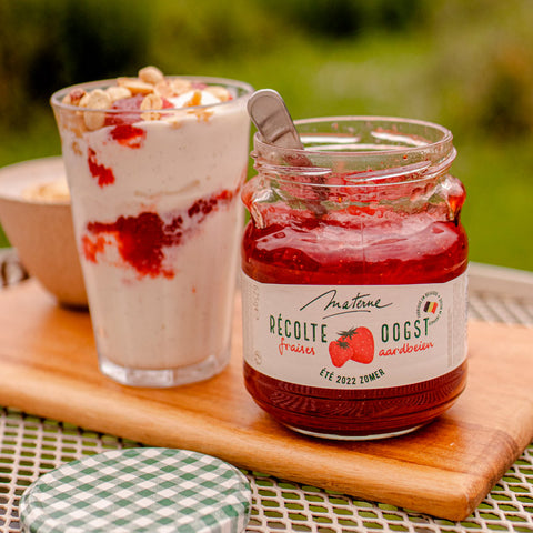 Sundae vanille, confiture de fraise Récolte et purée de cacahuète